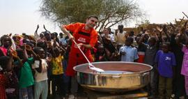 CZN Burak yine hareketiyle takdir topladı! Sudan'lı çocuklara yemek pişirdi