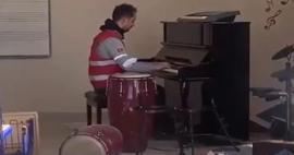 Depremde zarar gören bir okulun sınıfında piyano çaldı! Adeta bir film sahnesi...