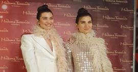 Tuba B&uuml;y&uuml;k&uuml;st&uuml;n heykeliyle yan yana geldi! G&ouml;renler ayırt edemedi