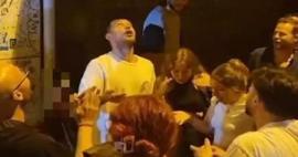 Sokakta şarkı söyleyen Uraz Kaygılaroğlu ve arkadaşlarının başına bir vatandaş su döktü