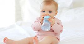 Bebeklere su nasıl verilmeli? Altı aydan küçük bebeklere su verilir mi?