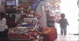 Balonun peşinden koşan oğlunu son anda kurtardı!