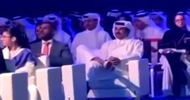 Katar Emiri kızının mezuniyet töreninde protokolde yer almayarak veliler arasında oturdu