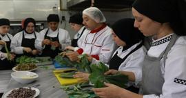 Yalova'da kız öğrenciler her gün 11 okuldaki 800 öğrenciye yemek yapıyor! 