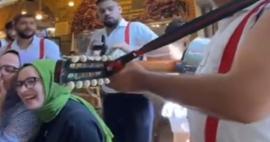 İzmir'de kullanıcıları ikiye bölen anlar! Başörtülü gençleri gören sokak müzisyenleri...
