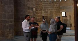 Antalya'da imam camisini 4 dilde turistlere tanıtıyor