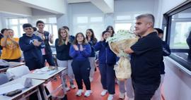 İsmail &Ouml;ğretmene &ouml;ğrencilerinden s&uuml;rpriz kutlama!