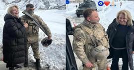 Nergis Kumbasar'dan askerlerle g&uuml;l&uuml;mseten kareler: Canlarımız g&ouml;revleri başında!