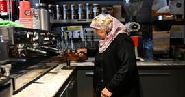 Görenler gözlerine inanamıyor! 70 yaşındaki 'Barista teyze' gençlerin gözdesi oldu
