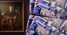 Turistin dikkatsizliği sinirleri gerdi: 300 yıllık tablo fotoğraf kurbanı oldu!