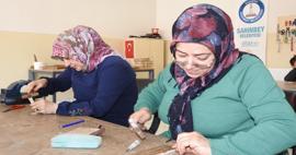 Gaziantepli kadınlar sedef kakma işlemeciliğini Şahinbey Belediyesi Tesisilerinde öğreniyor