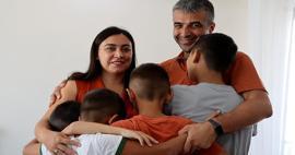 Depremzede çift, koruyucu aile olduğu 4 çocuğuyla yeni evine taşındı