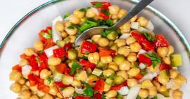Yaz aylarının hafif ve doyurucu seçeneği: Nohut salatası tarifi