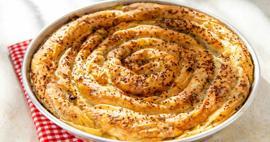 Günün her saatine yakışan pratik soğanlı börek tarifi