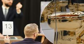 Cattelan'ın 100 kiloluk "altın klozet" eseri açık artırmaya çıkıyor! Rekor fiyata satılacak