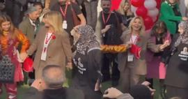 G&uuml;lben Ergen, halayda 'Baş&ouml;rt&uuml;s&uuml; var diye elini tutmadı' iddiasına yanıt verdi!