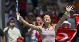 Milli tenis&ccedil;i Zeynep S&ouml;nmez'den tarihi başarı! Avustralya A&ccedil;ık'ta 3. tura y&uuml;kseldi