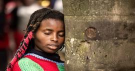 Kenyalı Aktivist 72 saaat boyunca ağaca sarıldı: Guinness d&uuml;nya rekoru kırdı!