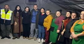 Deniz &Ccedil;akır, Hatay'da depremzedenin s&ouml;zleri karşısında konuşmakta g&uuml;&ccedil;l&uuml;k &ccedil;ekti