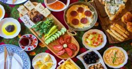 T&uuml;m g&uuml;n susuz ve yorgun hissetmeyin! Sahurda ne yenmez?