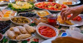 Midenizi bayram ettirirken yormayın: Bayramda sindirim sistemini bozan 5 b&uuml;y&uuml;k hata!