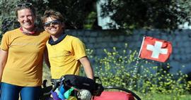 Bisikletle d&uuml;nya turuna &ccedil;ıkan İsvi&ccedil;reli &ccedil;ift T&uuml;rkiye'de: T&uuml;rk halkına hayran kaldılar!