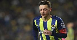 Mesut &Ouml;zil'den aile pozu! Eşi ve &ccedil;ocuklarını paylaştı