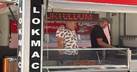 7 yıllık evlilik sonrası kutlama! Boşanır boşanmaz lokma dağıttı: Adalet Bakanına teşekk&uuml;r etti