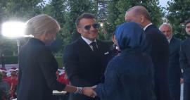 Emine Erdoğan Macron'un elini &ouml;pmesine izin vermedi