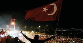 &Uuml;zerinden 10 yıl ge&ccedil;ti kimse unutmadı: Darbe girişimine karşı &uuml;nl&uuml;lerden 15 Temmuz paylaşımı