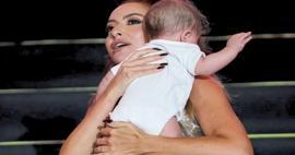 Hadise s&ouml;z&uuml;n&uuml; tuttu! Minik hayranına beşibiryerde hediye etti