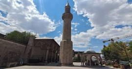 454 yıllık r&uuml;yada verilen s&ouml;z tutuldu! Cami bah&ccedil;esine inşa edilen minarenin sırrı