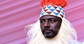 &Uuml;lkenin en &uuml;nl&uuml; gazetecisiydi! Bir gecede kral oldu! Uganda'da ilgin&ccedil; krallık se&ccedil;imi