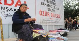 Boyu uzun diye okula g&ouml;nderilmedi! 75 yaşında ge&ccedil;imini el işiyle sağlıyor