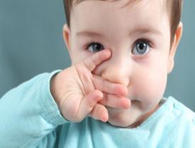 Bebeklerin burnu acıtmadan nasıl temizlenir?