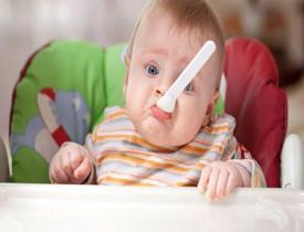 Bebeğiniz yemek yerken ağzını açmıyorsa...