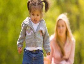 Yalnız yürümek isteyen çocuğunuzun elini tutmayın!