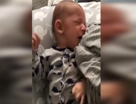 Ağlayan bebeği susturmaya annesinin gömleği yetti