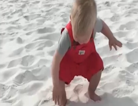 İlk kez kum gören çocuğun heyecanı