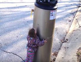 Su ısıtıcısını robot zannedip sarılan minik kız