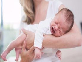 Uykudan önce ağlayan bebeğe müdahale edilmeli mi?