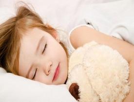 Çocukken az uyuyan büyüyünce şişmanlıyor!