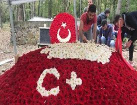 Şehidin mezarına karanfilli Türk bayrağı
