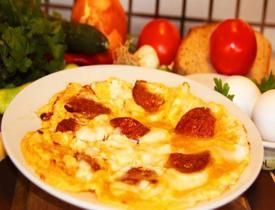 Kolay ve lezzetli sucuklu omlet tarifi