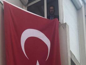 Orhan Gencebay evinin penceresinden İstiklal Marşı'nı okudu