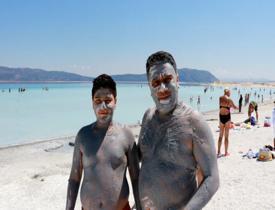 Salda Gölü'nde üzen kareler: Vatandaşlar derin çukurlar oluşturdu