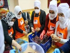 Suriyeli kadınlar İzmir'de üzümü pekmeze çevirmeyi öğreniyor
