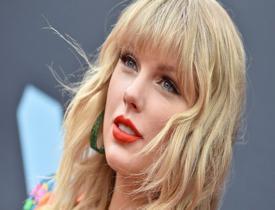 Taylor Swift'in canlı yayındaki el hareketi olay oldu! Taylor Swift şiddet mi görüyor?