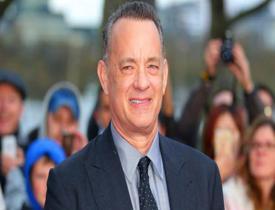 Koronavirüsü atlatan Tom Hanks saçlarını kazıttı!