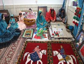 Kaşkay Türk kadınları göç yolunda geleneksel halı dokuyorlar